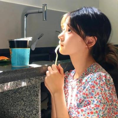 踉跄女孩
